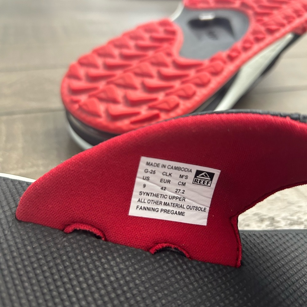 Reef Black and Red Padded Strap Flip Flops/ New only wore one time - Picture 5 of 5